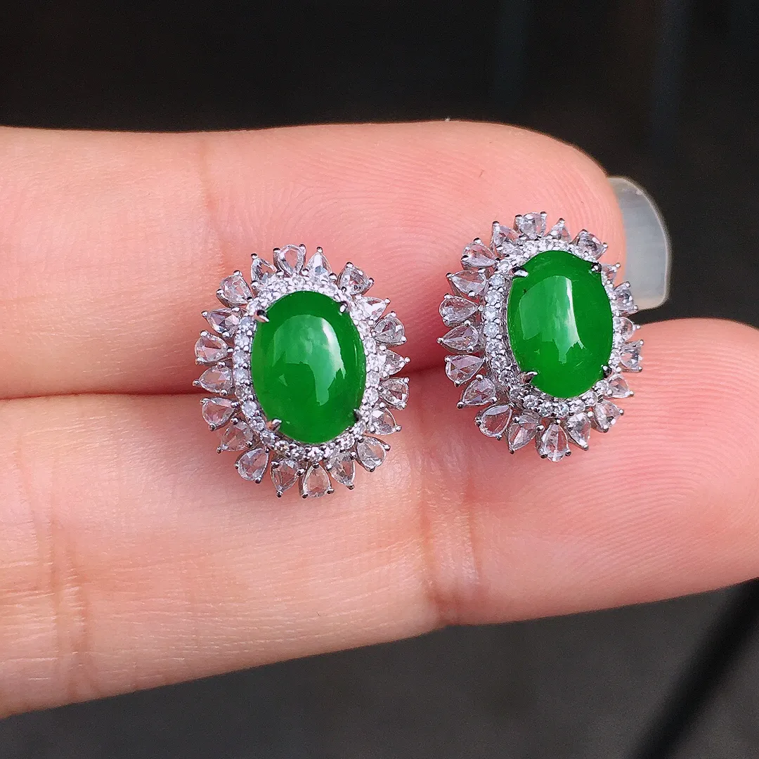 阳绿蛋面耳钉，色泽均匀艳丽，玉质细腻，荧光感超
强，饱满圆润，尽显优雅气质，18k
金豪华镶嵌