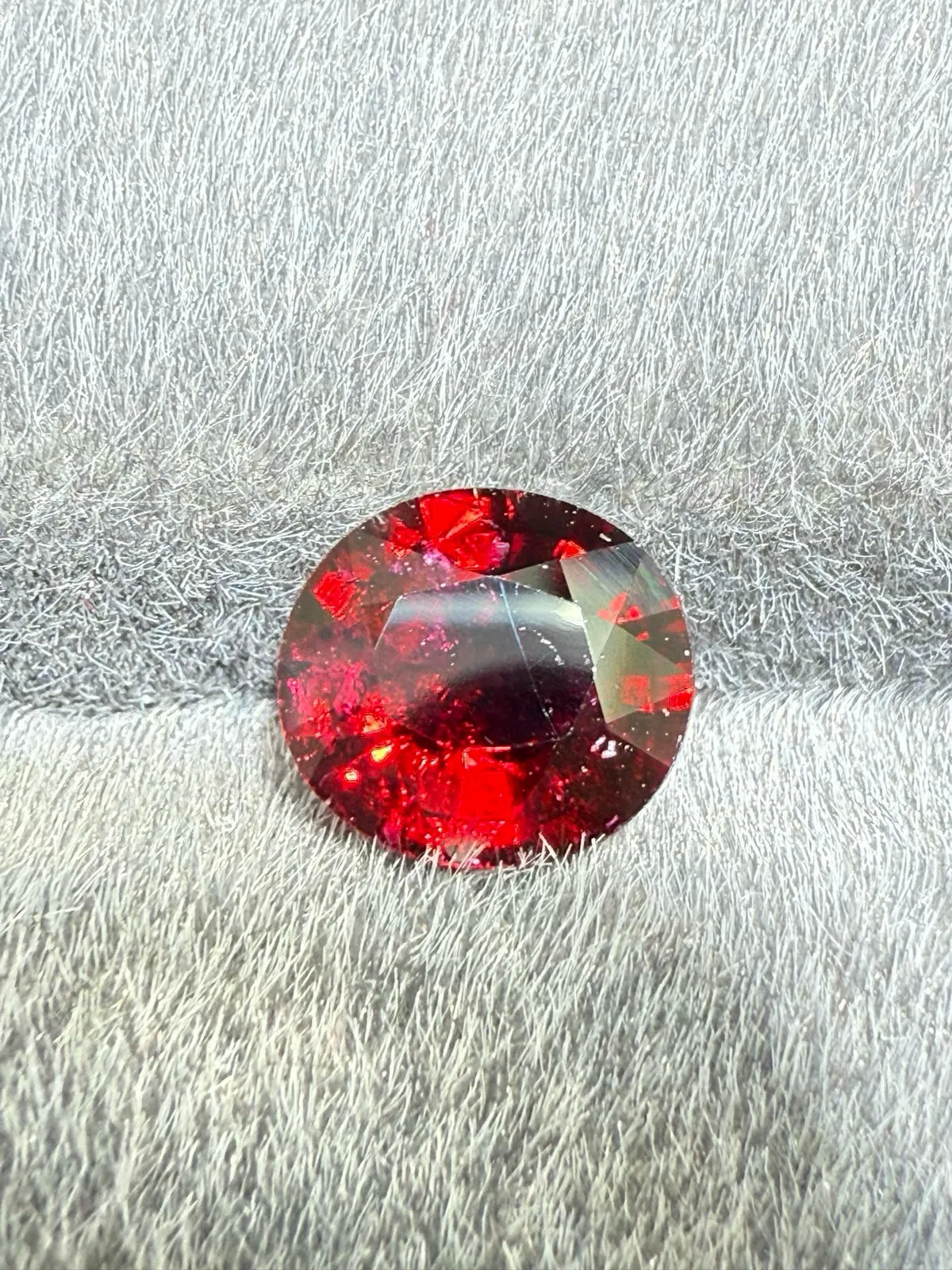 1.62ct天然卢比来碧玺裸石，尺寸8.2×7.5×4mm，颜色美艳，晶体微棉，火彩足