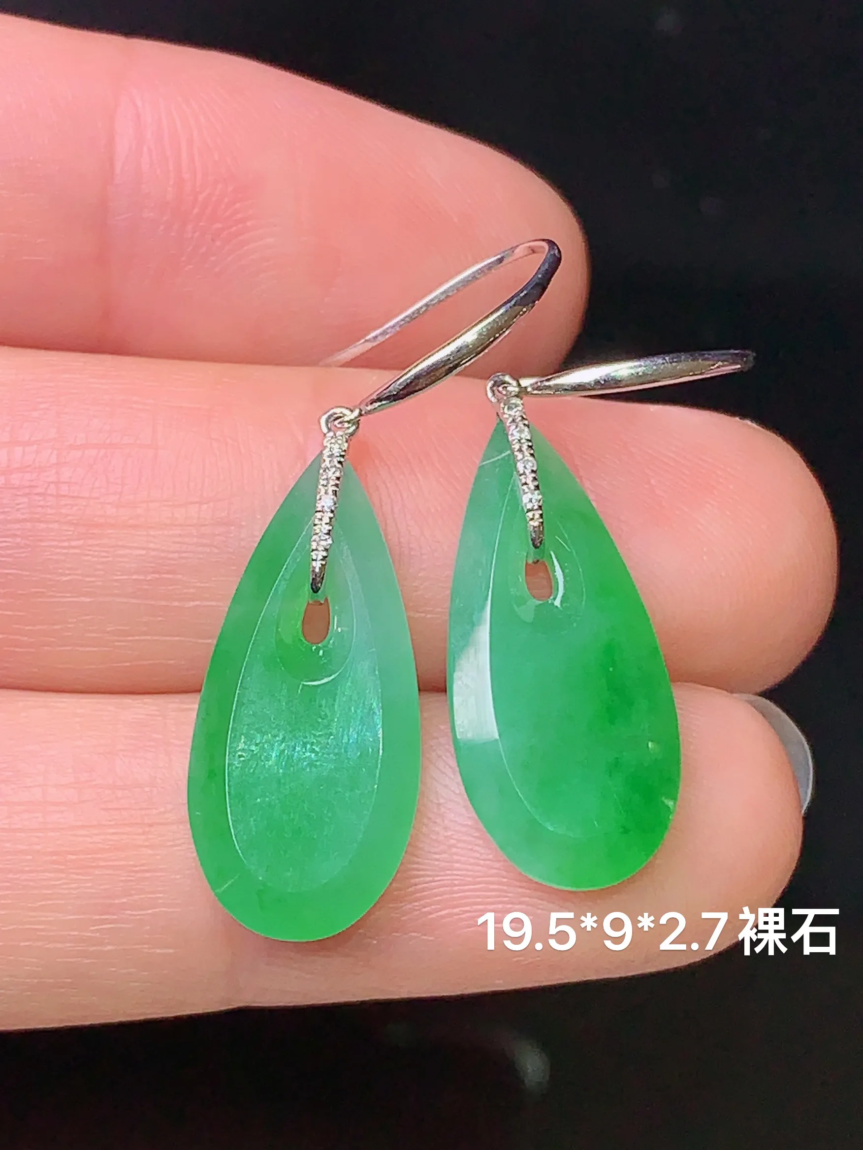 18k金钻镶嵌翠绿水滴耳坠 玉质细腻 色泽艳丽 水润亮眼  整体尺寸19.5*9*2.7