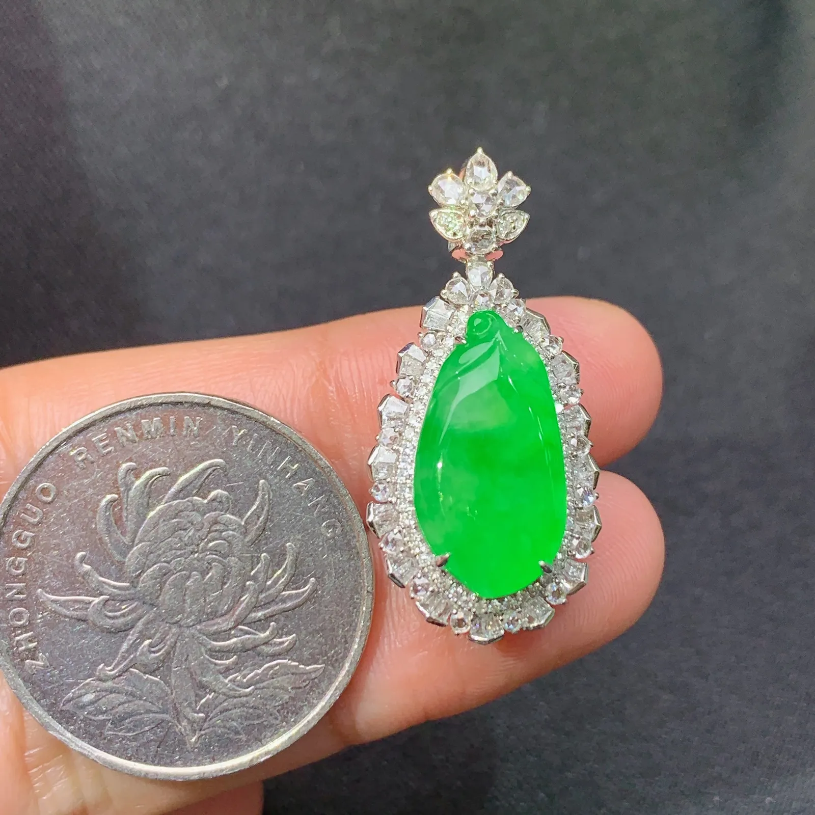 阳绿福瓜吊坠，18k金镶嵌，冰润色阳，玉质细腻，种水足 尺寸30.5*14.5*9.2