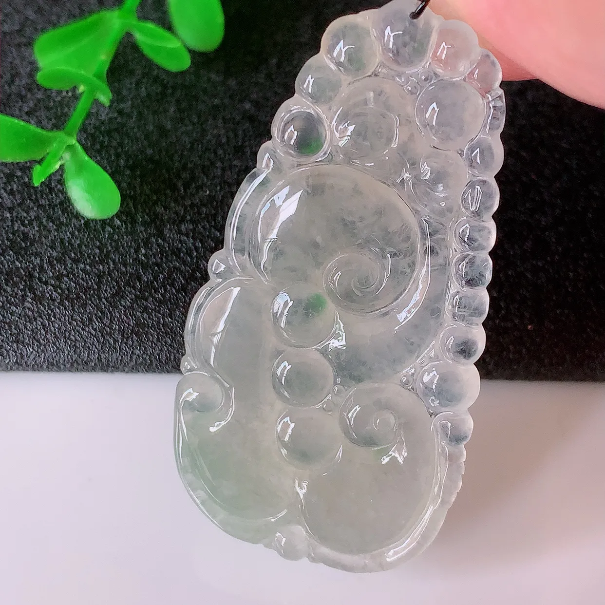 自然光实拍，冰种黄翡翡翠如意吊坠，玉坠百搭又精致，寓意着吉祥，事事如意！#01.26