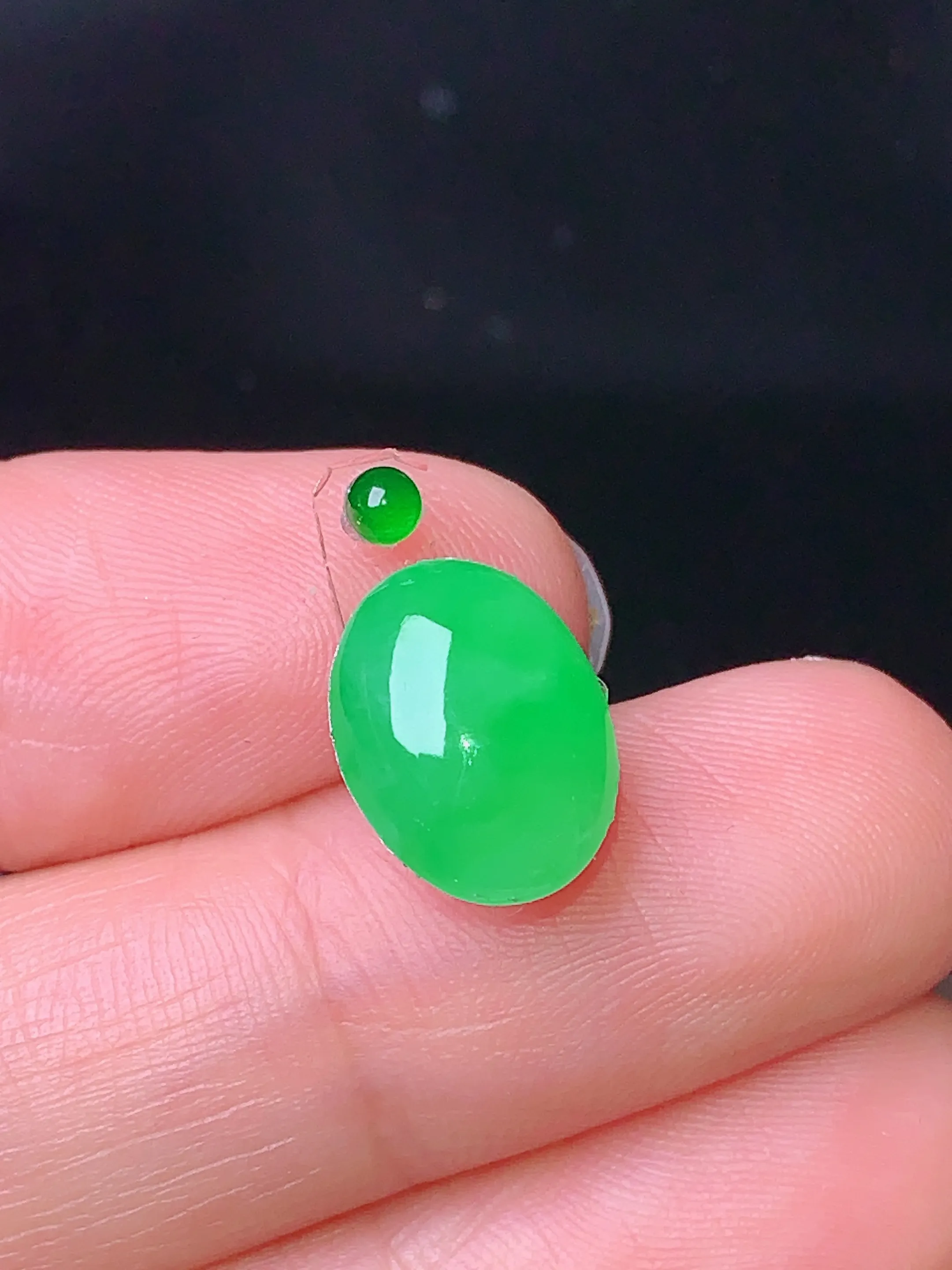 镶嵌款 翠绿蛋面吊坠 玉质细腻 色泽艳丽 水润亮眼  整体尺寸11.8*9*4.5