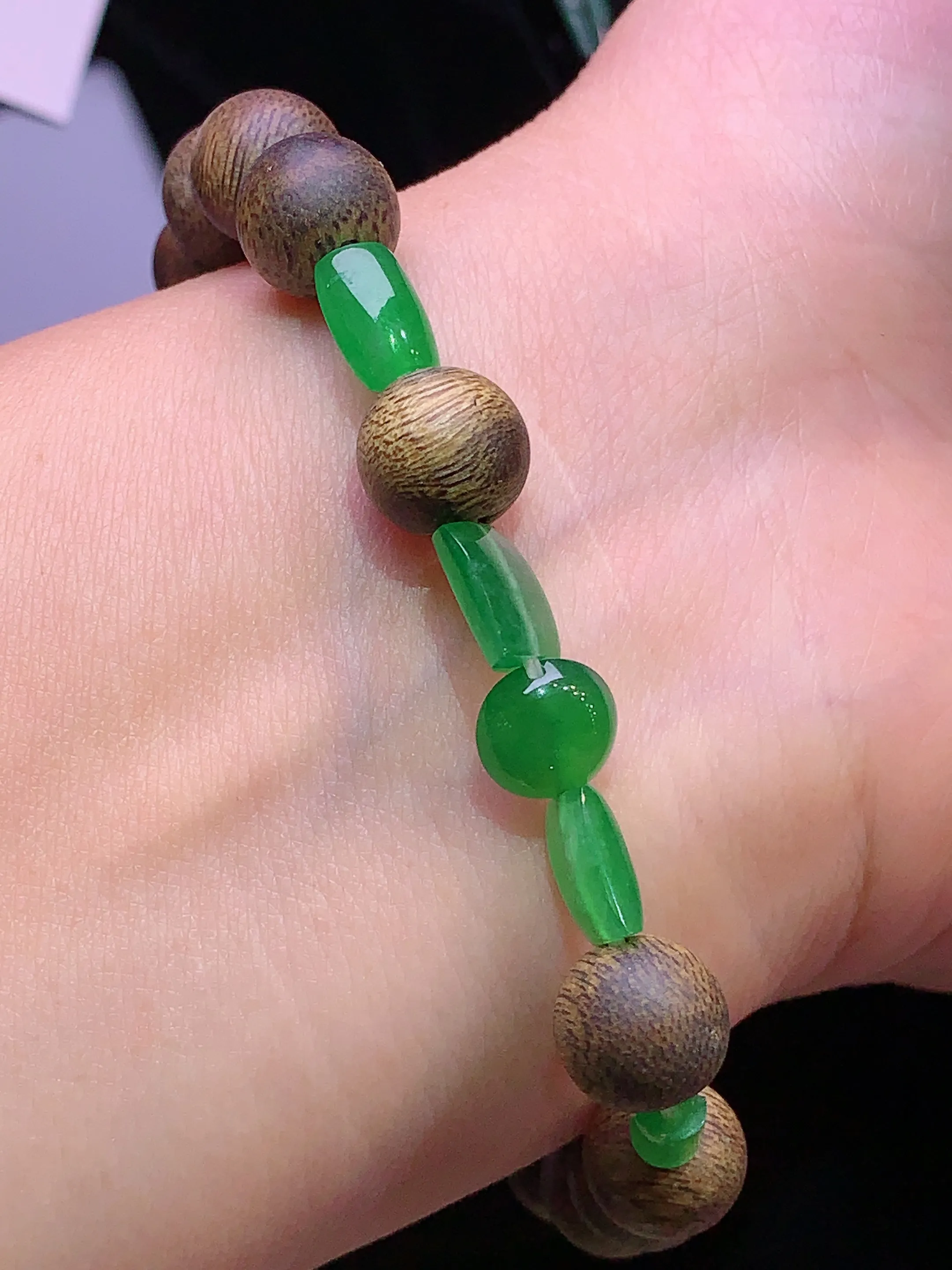 满绿蛋面手链 玉质细腻 色泽艳丽 水润亮眼  整体尺寸8*3.5 珠9