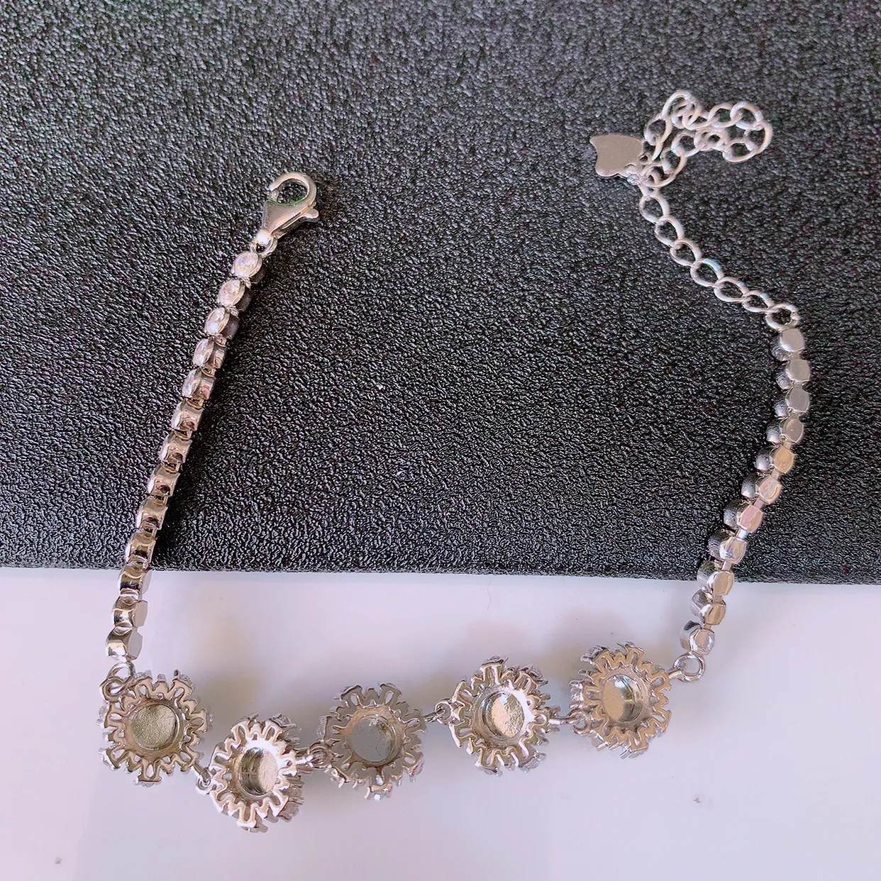 冰透满绿翡翠925银镶嵌手链，自然光实拍，翠色灵动，颜色漂亮，种老水足，品相佳，佩戴佳品！#97.26整体9.5*9.5*5裸石5.2*5.2