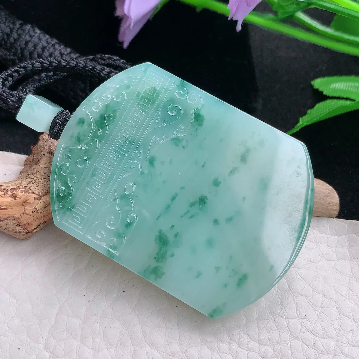 yl自然光53.8*41*5.8天然缅甸翡翠怀古雕飘花平安无事牌玉吊坠