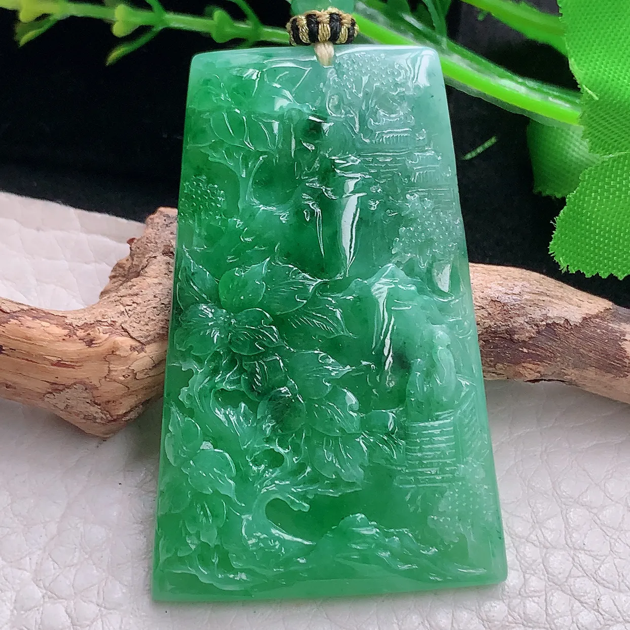 yl自然光53.6*34*6.2天然缅甸翡翠辣绿山水 大好河山玉吊坠