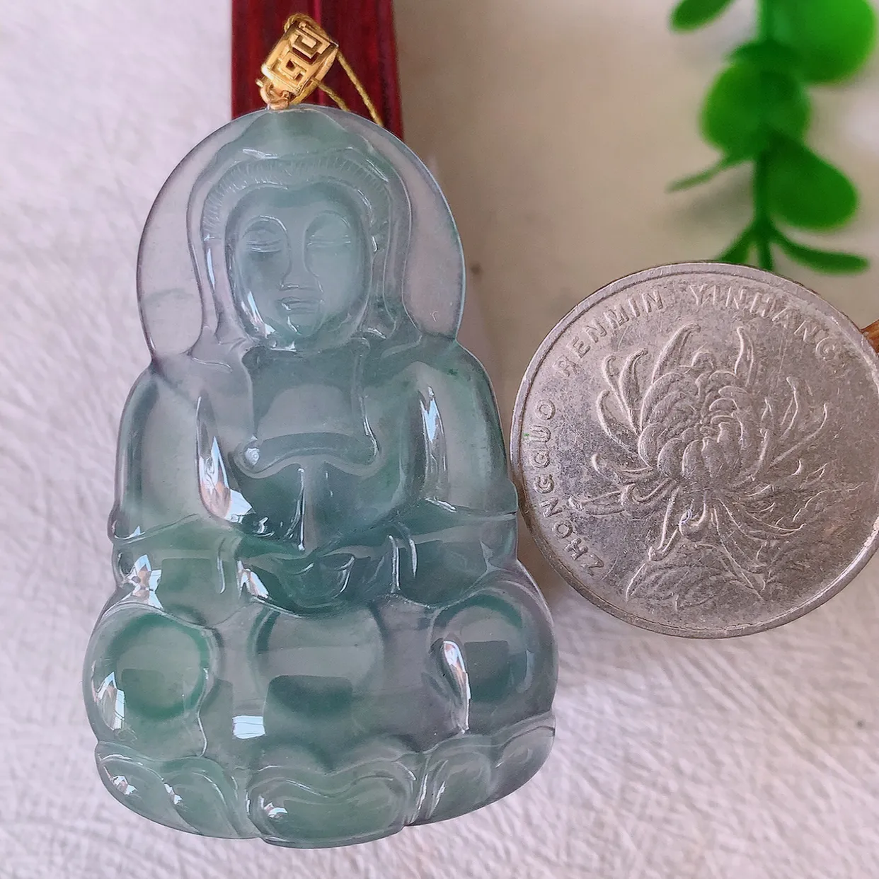 18K金镶嵌冰种翡翠观音菩萨吊坠，赐福翡翠观音，观音面相端庄，品相佳，佩戴气质！#35.26