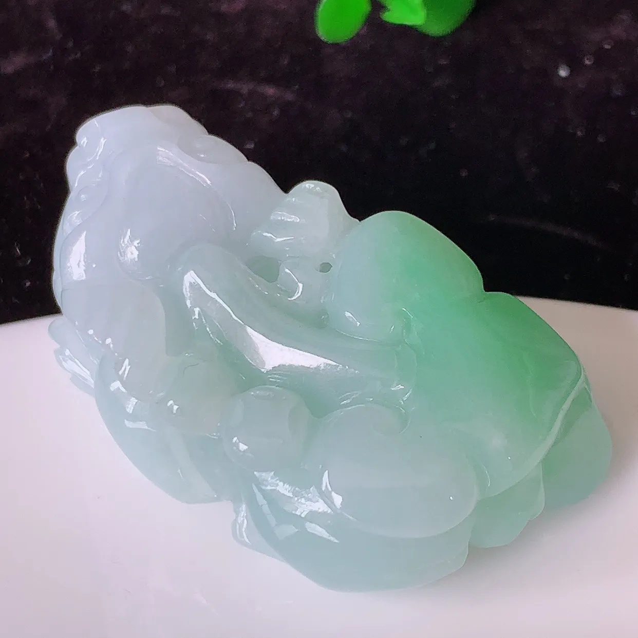 自然光实拍，冰润飘绿翡翠霸王貔貅吊坠，民间有“一摸貔貅运程旺盛，再摸貔貅财运滚滚，三摸貔貅平步青云 ”的美好祝愿。#81.26