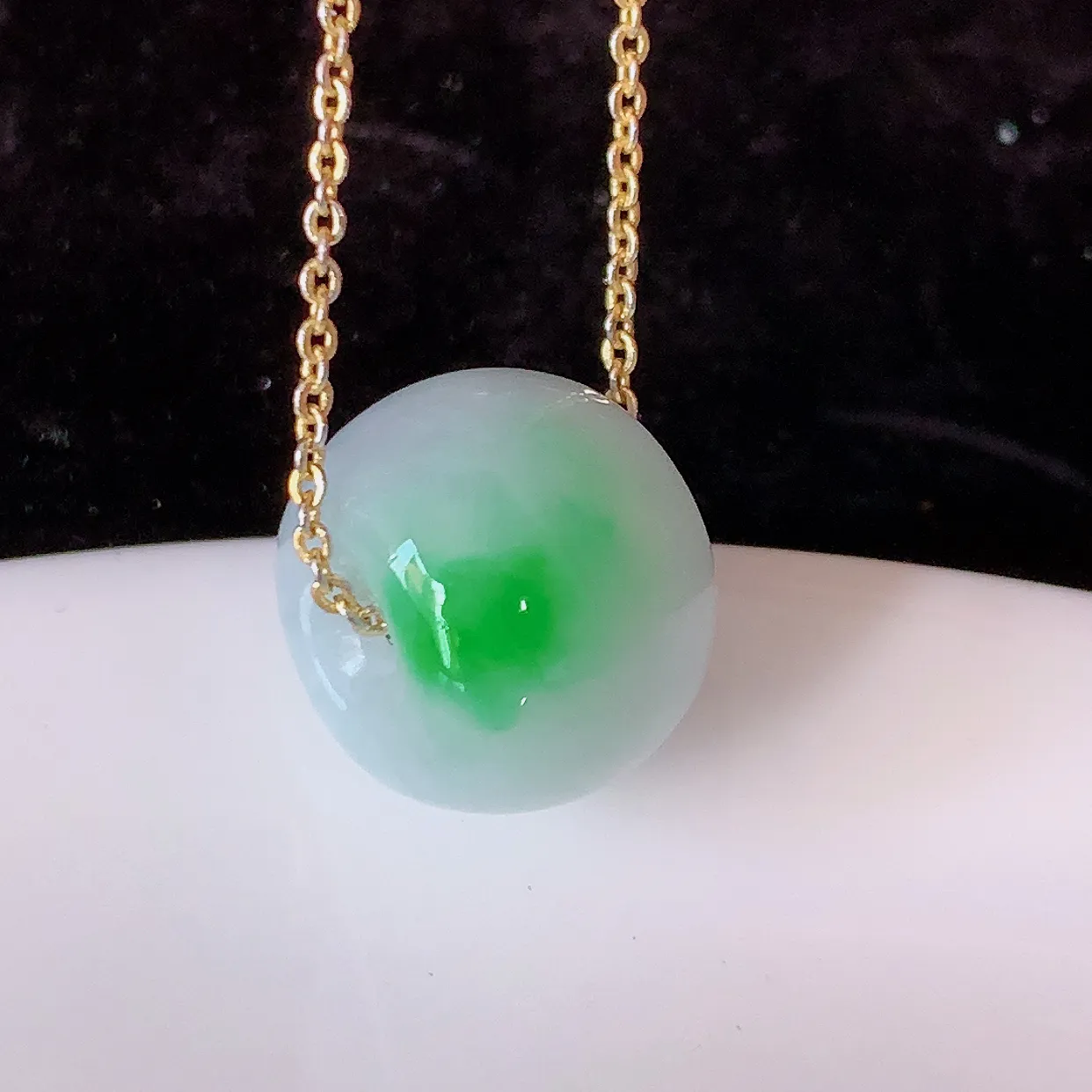 自然光实拍，冰润飘阳绿翡翠路路通吊坠，寓意好运连连，路路畅通，经典款式，财运滚滚，路路通，佩戴效果更好！配图银链子#05.26