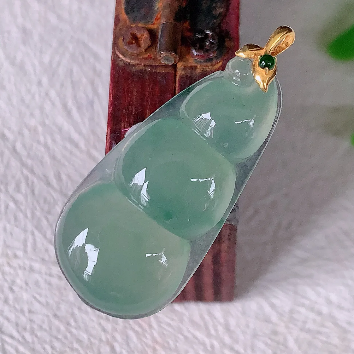 18K金镶嵌冰种飘花翡翠四季豆吊坠，平安豆福豆玉坠，冰润通透，豆粒饱满，寓意：豆蔻年华！#93.29整体33.8裸石29.5*14.5*5.5