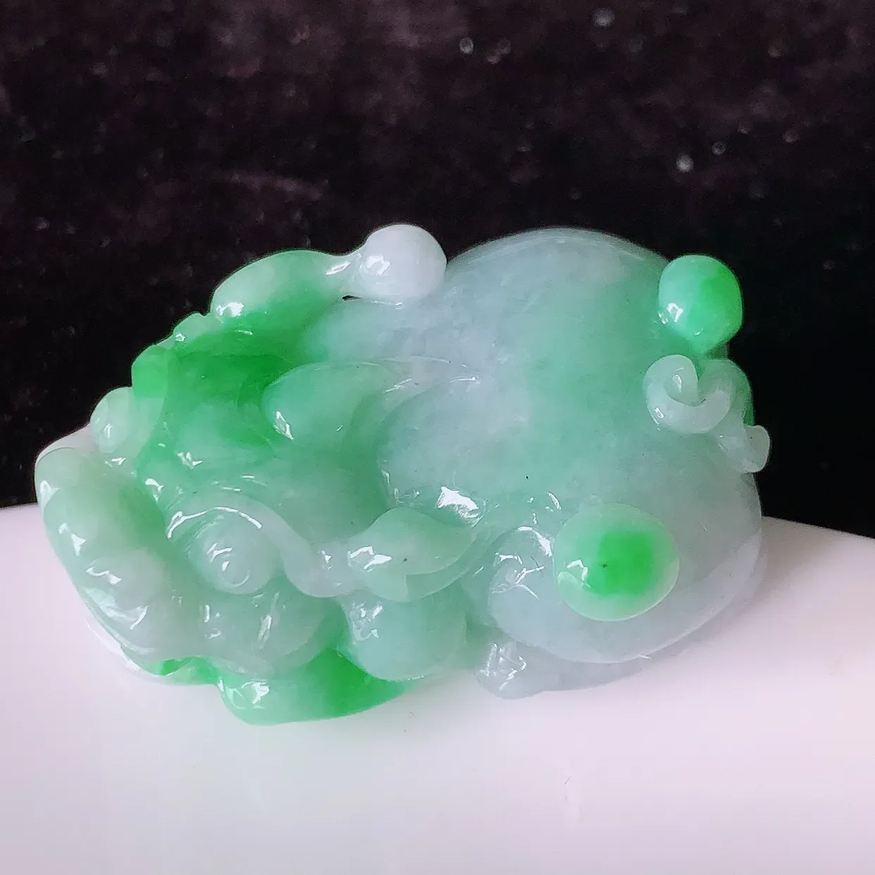 自然光实拍，冰润飘阳绿翡翠招财貔貅吊坠，民间有“一摸貔貅运程旺盛，再摸貔貅财运滚滚，三摸貔貅平步青云 ”的美好祝愿。#81.26