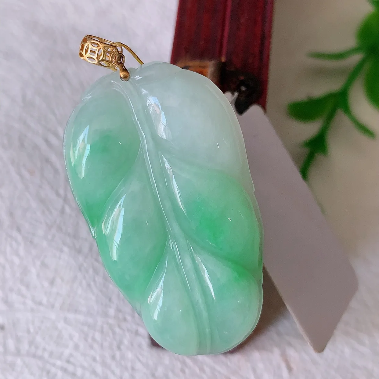 18K金镶嵌飘绿翡翠叶子吊坠 ，种水足，色泽清新，工艺精湛，叶子寓意美好；金枝玉叶，事业有成。#35.26整体41裸35.5*21*5.5