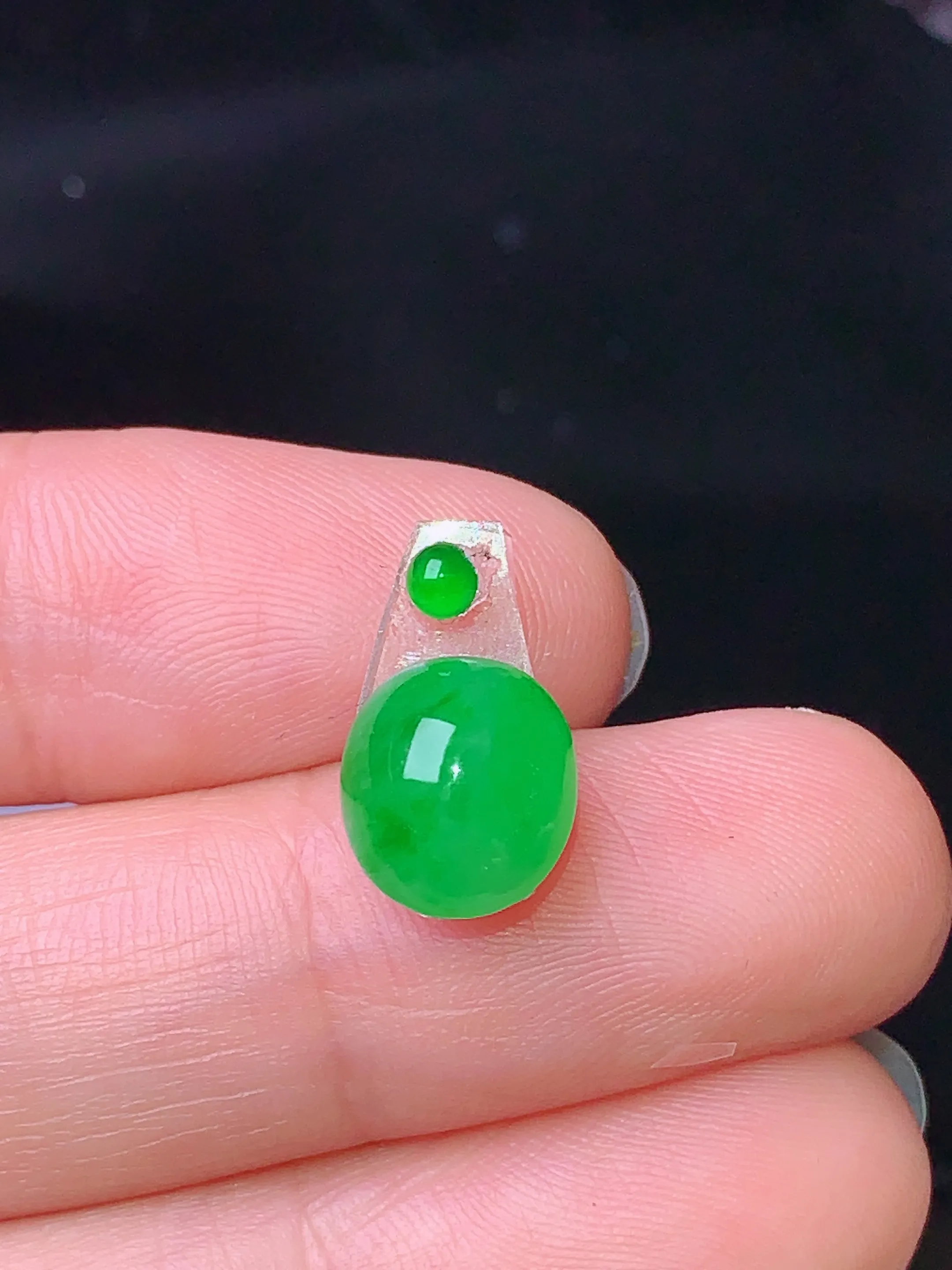 镶嵌款 翠绿蛋面吊坠 玉质细腻 色泽艳丽 水润亮眼  整体尺寸9.5*8.5*4.6