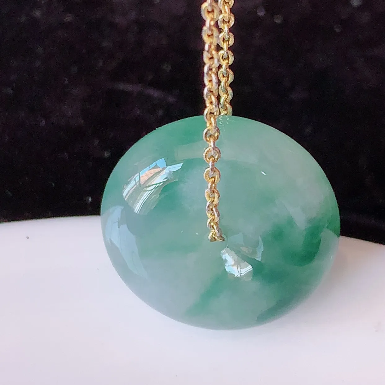 自然光实拍，冰种飘花翡翠平安扣吊坠，翠色灵动，种老水足，寓意好，品相佳，佩戴佳品！#57.26