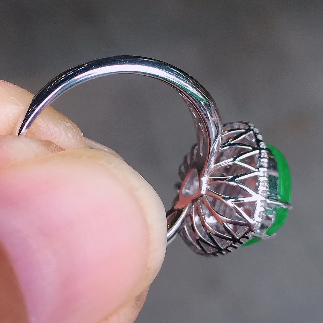 阳绿水滴戒指，色泽均匀艳丽，玉质细腻，荧光感超
强，饱满圆润，尽显优雅气质，18k
金豪华镶嵌