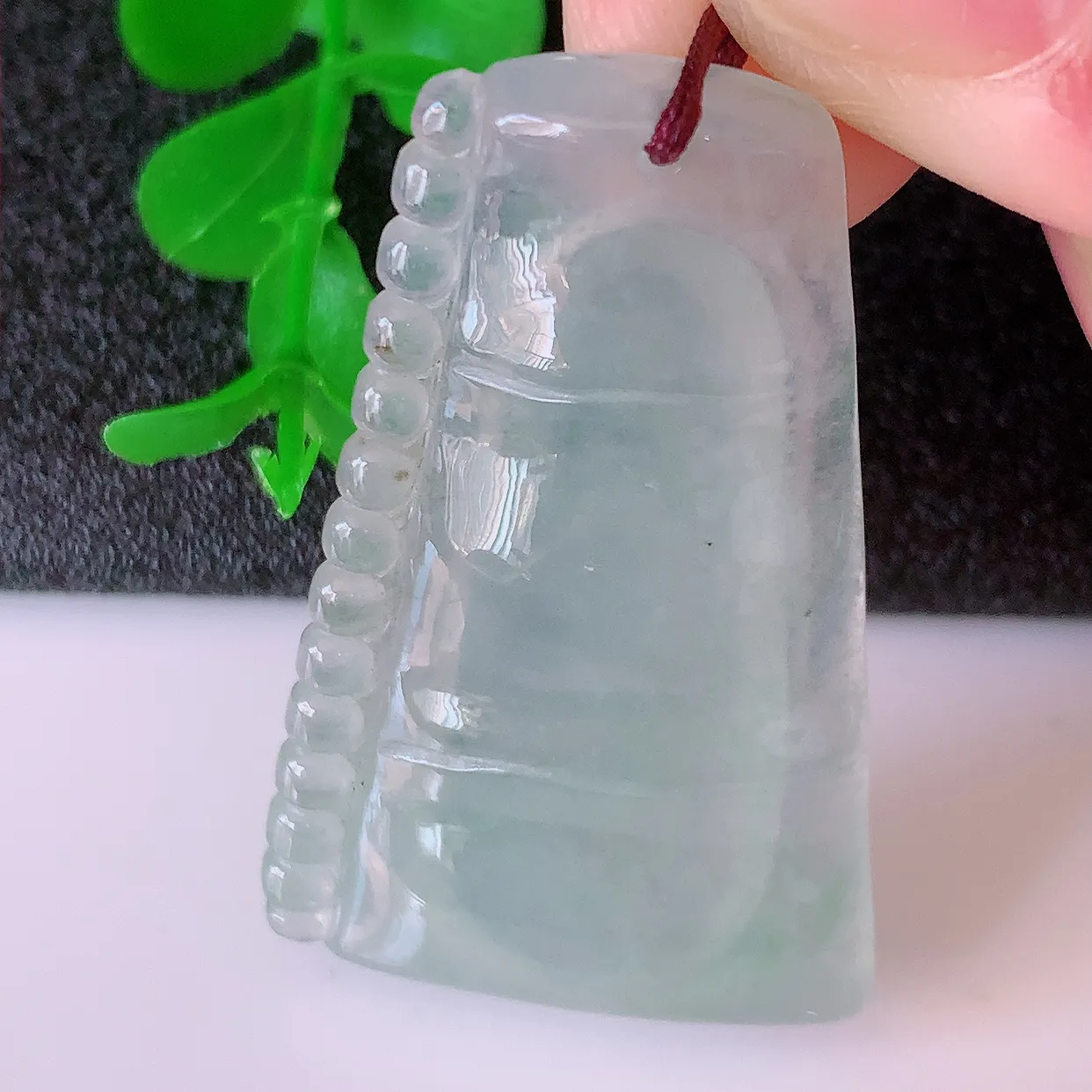 自然光实拍，冰种翡翠竹节吊坠。竹节寓意“节节高，官运亨通，前程似锦，水润莹泽，清秀高雅，佩戴精美！#41.26