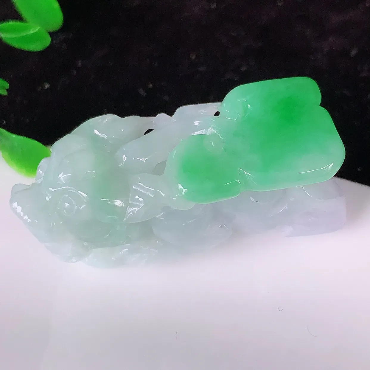 自然光实拍，冰润春带彩翡翠招财貔貅吊坠，民间有“一摸貔貅运程旺盛，再摸貔貅财运滚滚，三摸貔貅平步青云 ”的美好祝愿。#81.29