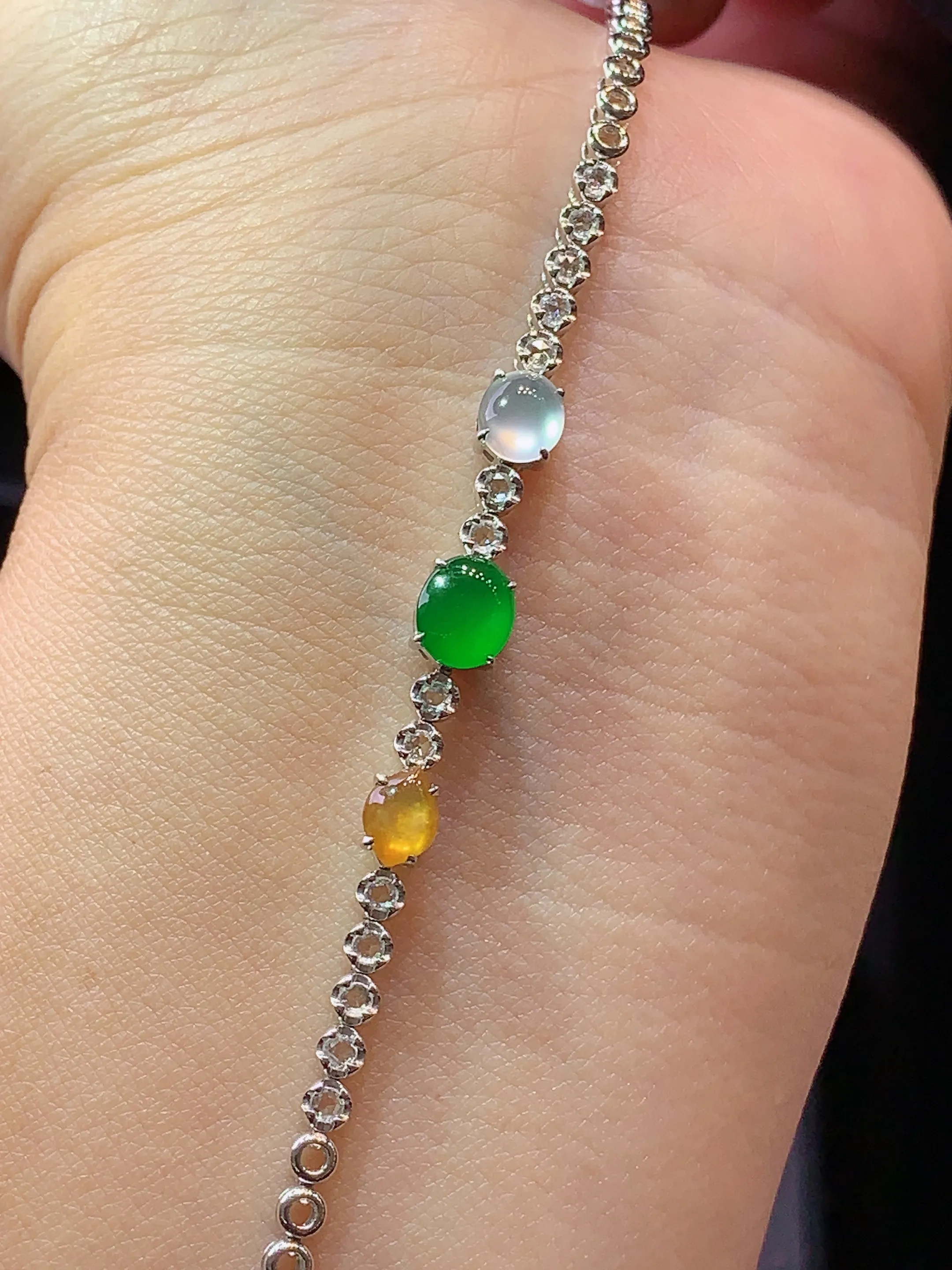 18k金钻镶嵌多彩蛋面手链 玉质细腻 色泽艳丽 水润亮眼  整体尺寸6.2*5.3*2.2