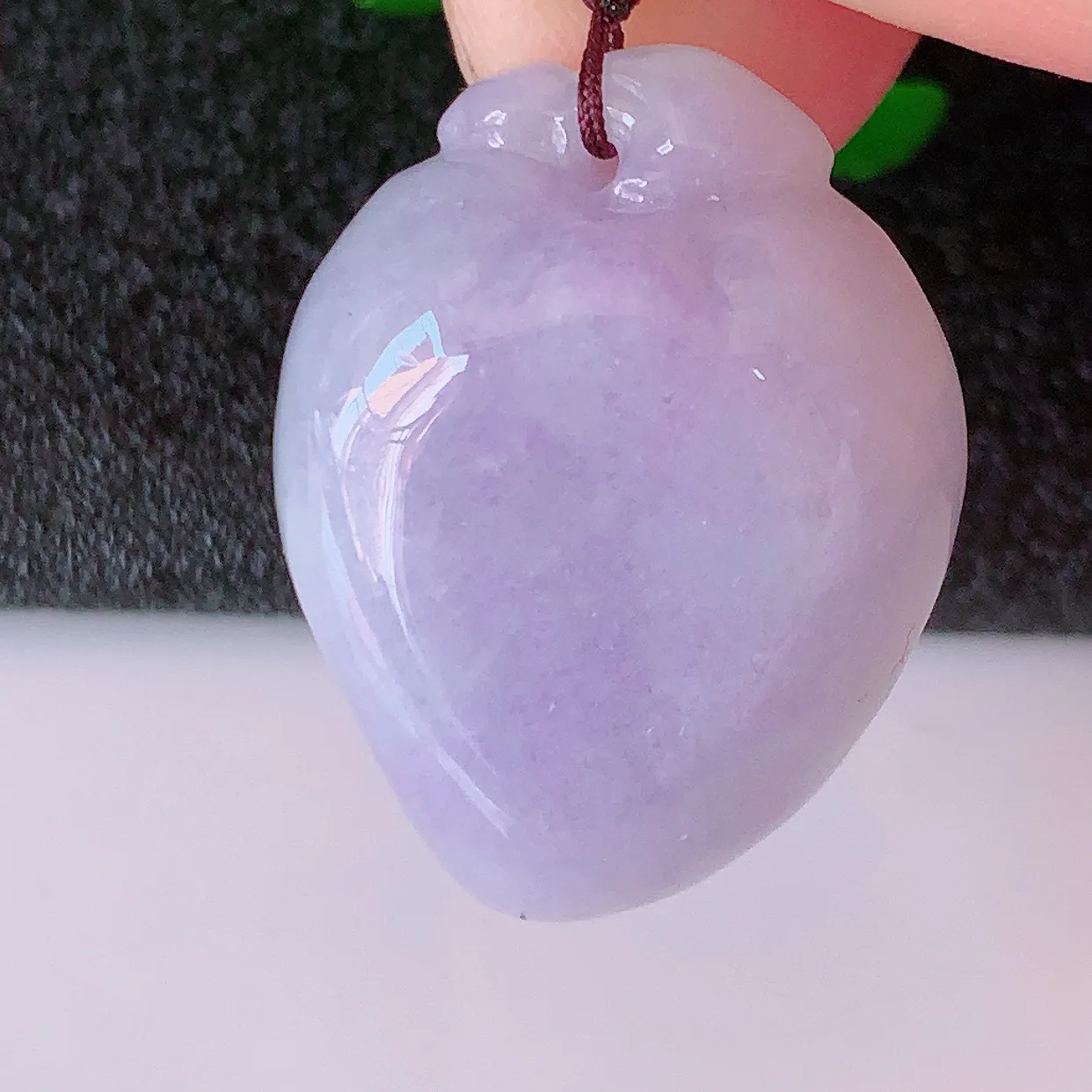 自然光实拍，冰润紫罗兰翡翠桃子吊坠，种老水足，雕工精湛 ，寓意美好，佩戴时尚出众！#41.26