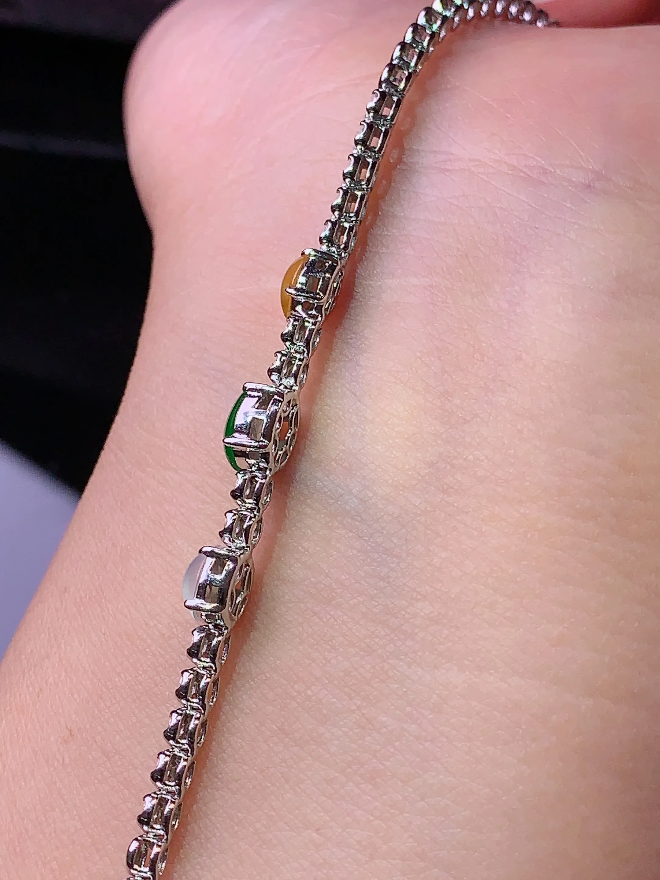 18k金钻镶嵌多彩蛋面手链 玉质细腻 色泽艳丽 水润亮眼  整体尺寸6.2*5.3*2.2