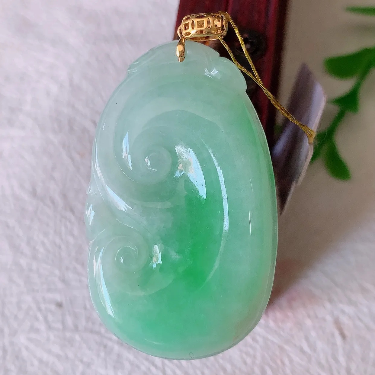 自然光实拍，18k金镶嵌飘绿翡翠如意吊坠，寓意顺心如意，事事如意，吉祥如意，细腻饱满，色泽鲜艳，称心