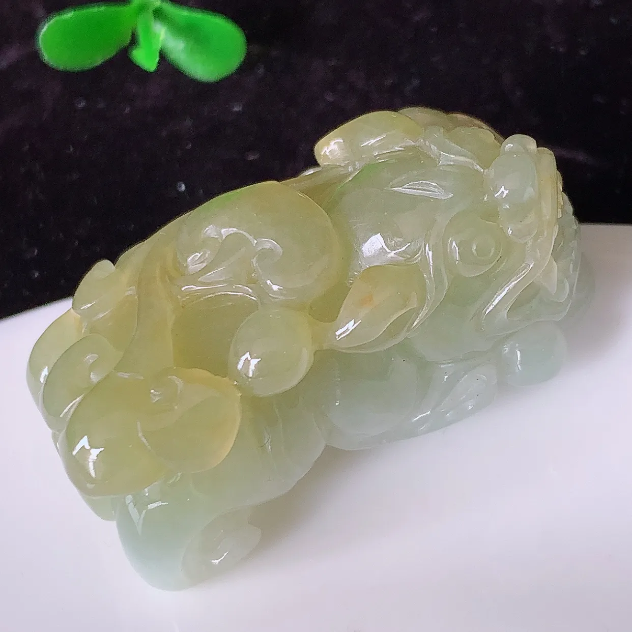 自然光实拍，冰润黄翡招财貔貅翡翠吊坠，民间有“一摸貔貅运程旺盛，再摸貔貅财运滚滚，三摸貔貅平步青云 ”的美好祝愿。#81.26