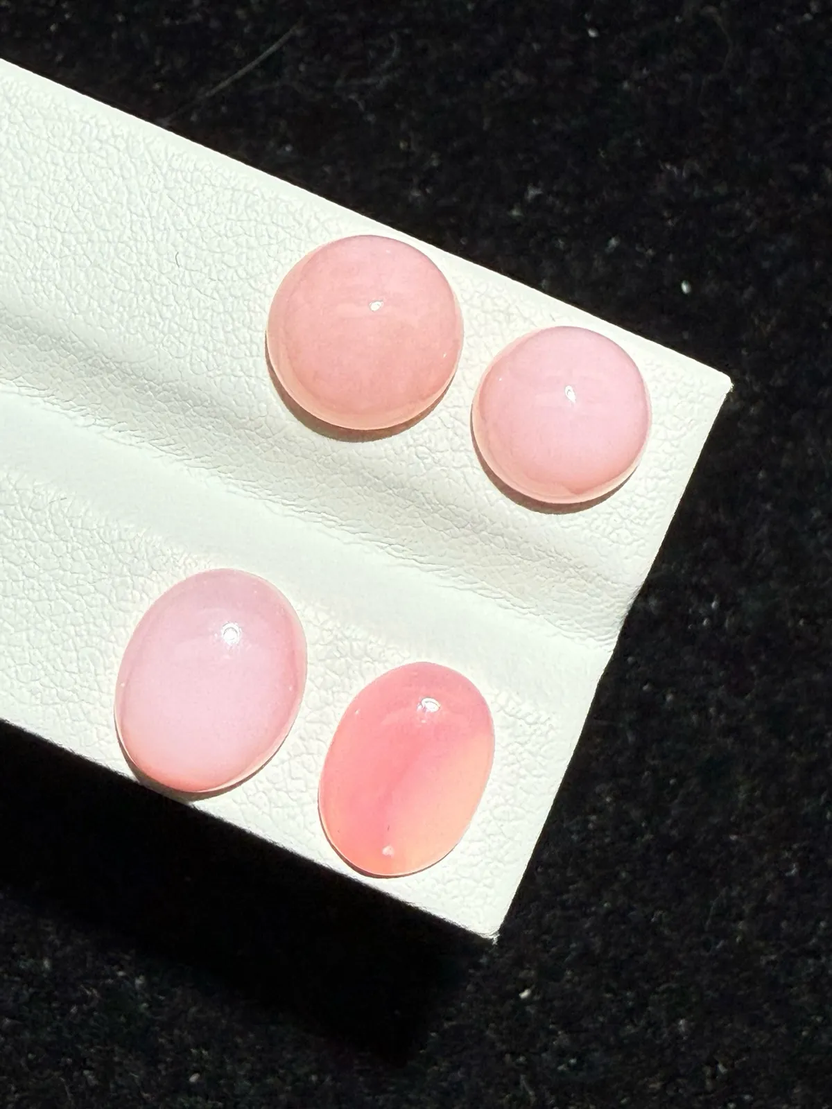 8.5ct天然粉欧泊蛋白石裸石，尺寸11*9*3.8毫米，颜色美艳