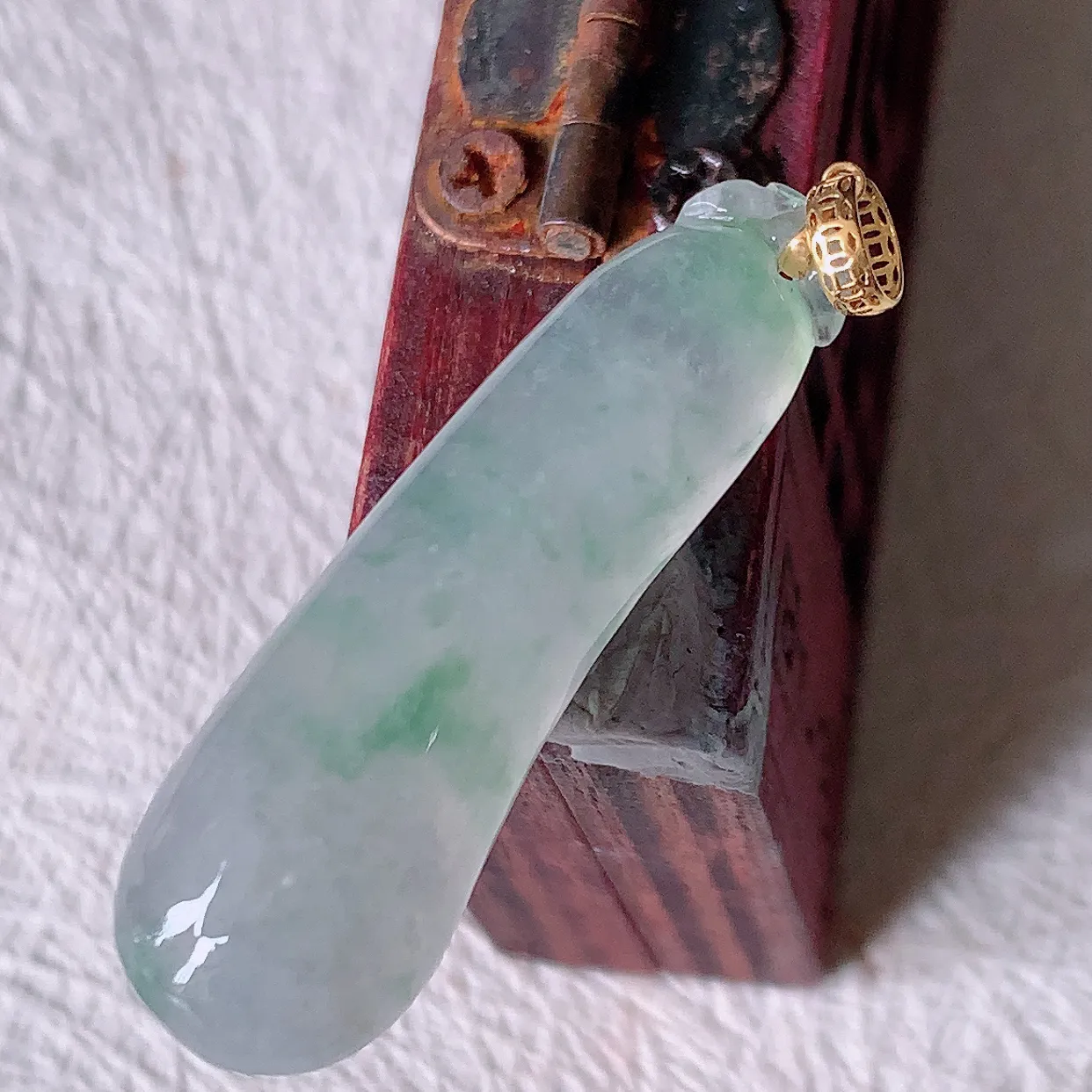 18K金镶嵌冰种飘花翡翠招财福瓜吊坠，精美饱满福瓜，种水足，形态圆润饱满，福相十足 ！#1.26