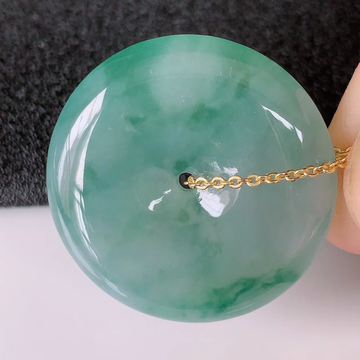 自然光实拍，冰种飘花翡翠平安扣吊坠，冰透，灵动飘逸，寓意平平安安，平安扣佩戴端庄漂亮！#93.29