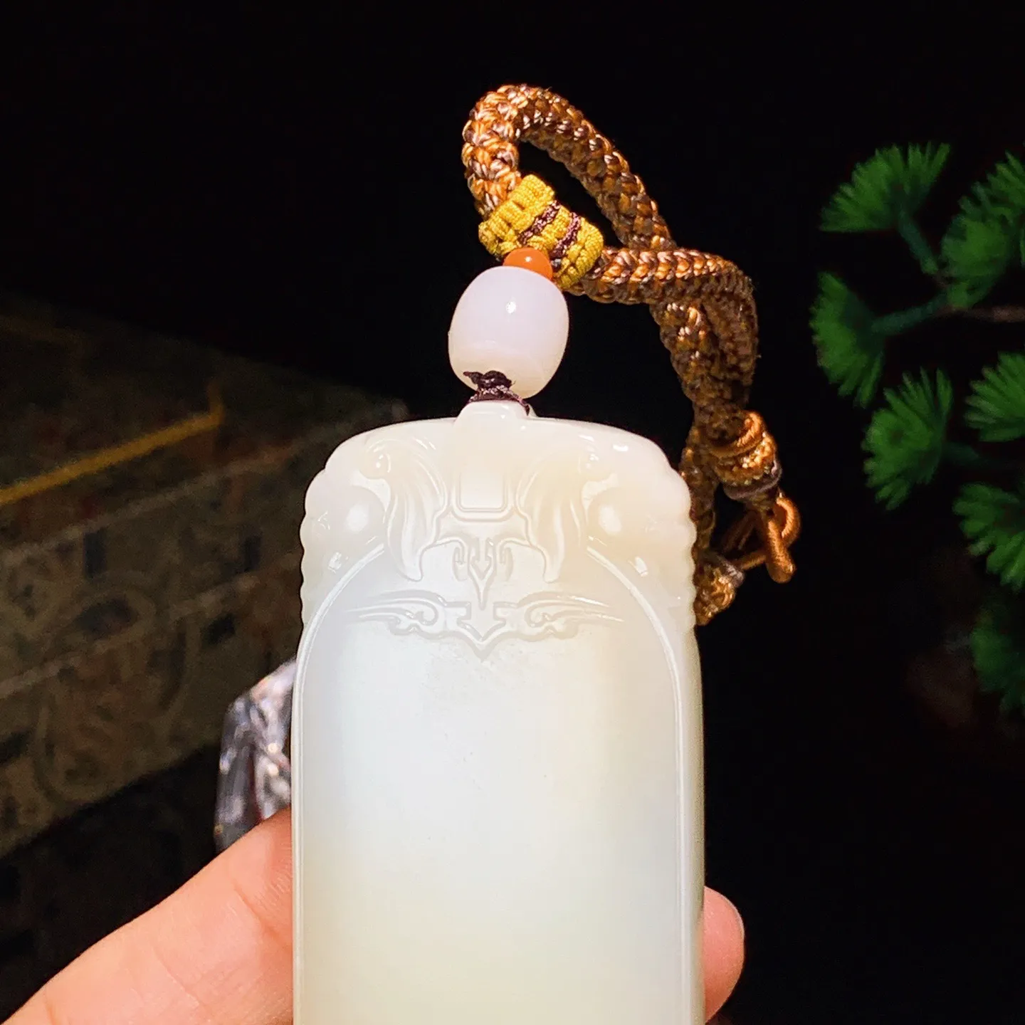 新疆和田玉且末糖吉祥如意平安无事牌挂件。尺寸68/34/11重68.2克 白度一级。玉质细腻油润 脂粉好，品质好。lt251030