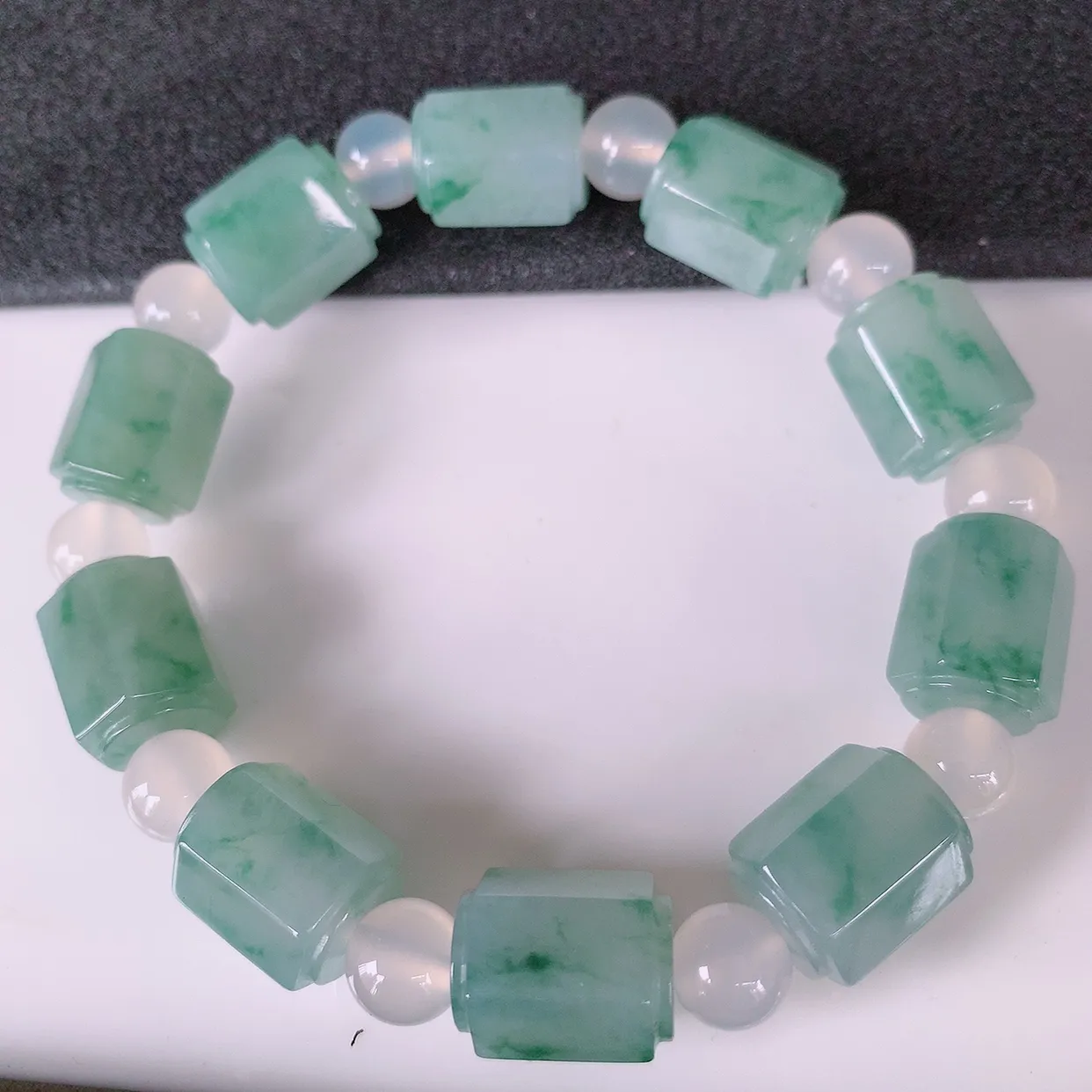 自然光实拍，冰润飘花翡翠路路通手串，花式飘逸，佩戴效果大方时尚，圆珠为装饰珠！#89.29取一尺寸13.8*10.5