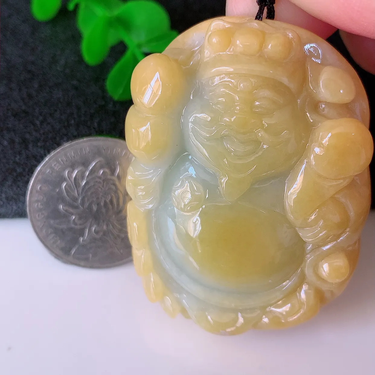 自然光实拍，冰润黄翡双彩翡翠财神爷吊坠，翡翠招财财神爷，财神到你家里来，年年月月发大财，形态极为讨喜，佩戴效果招财迷人#41.26