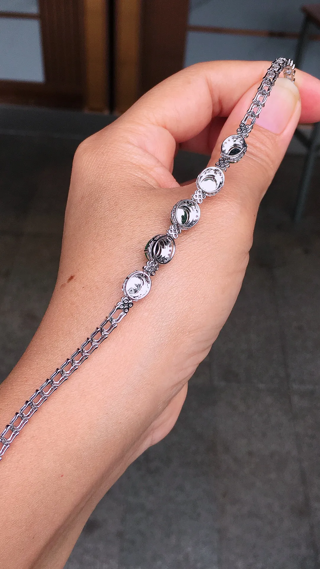 阳绿蛋面手链，色泽均匀艳丽，玉质细腻，荧光感超
强，饱满圆润，尽显优雅气质，18k
金豪华镶嵌