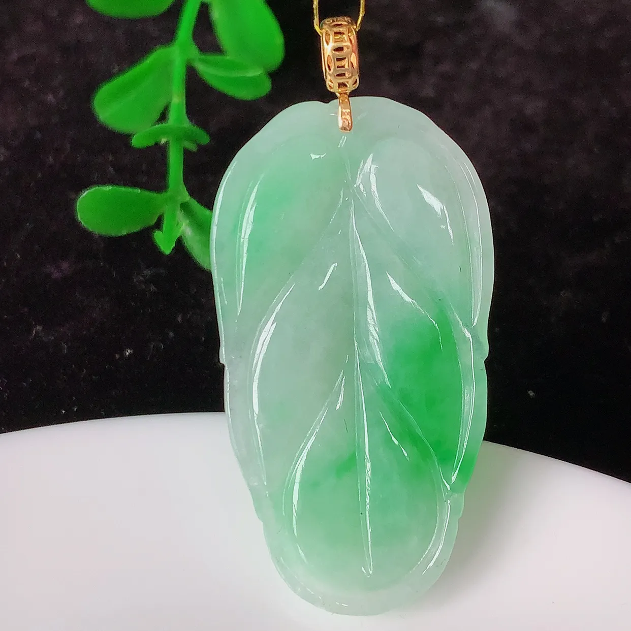 自然光实拍，18K金镶嵌冰润飘绿翡翠叶子吊坠，款式新颖，佩戴效果时尚出众，尽显气质，玉质细腻，美感十足。#35.29