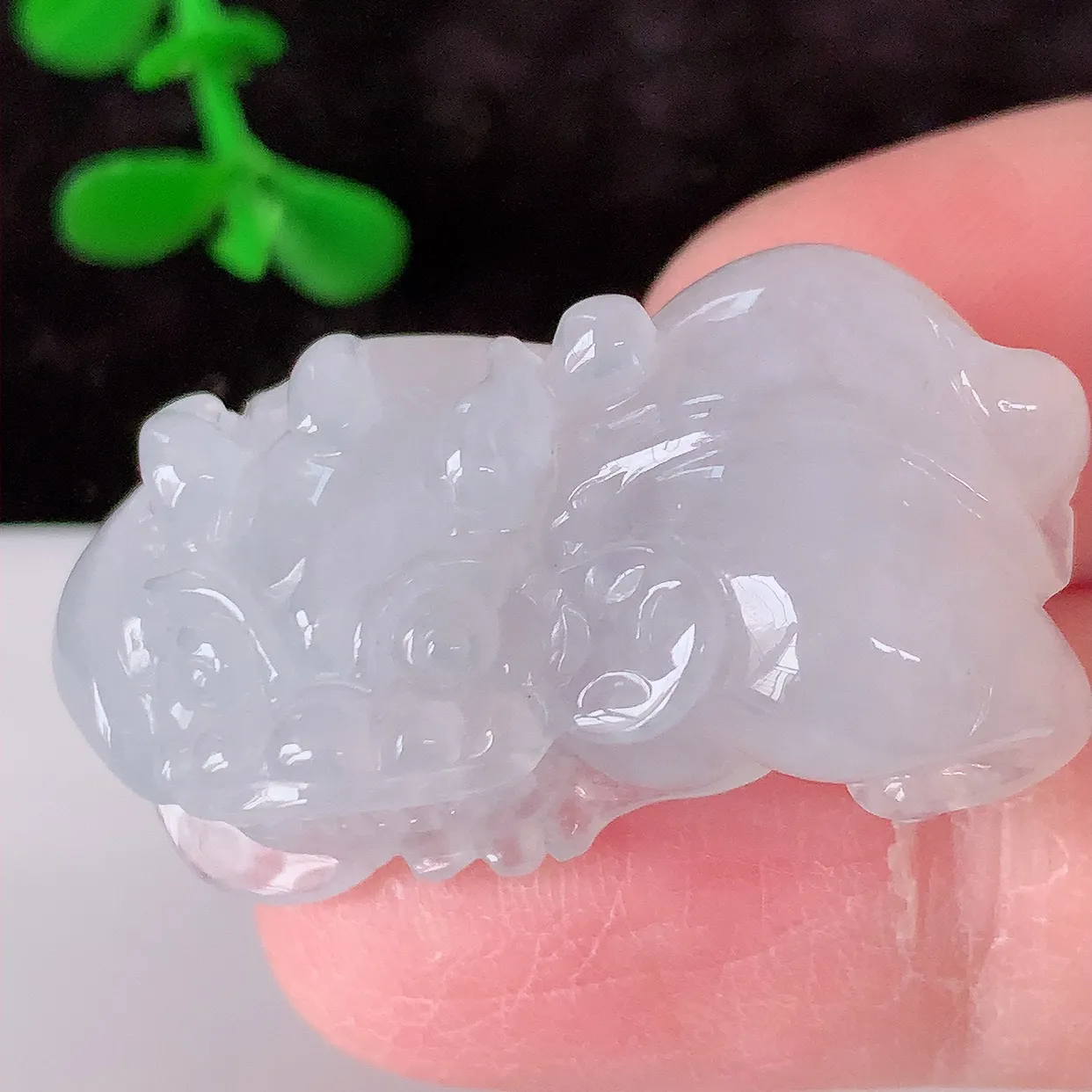 自然光实拍，冰种翡翠招财貔貅吊坠，民间有“一摸貔貅运程旺盛，再摸貔貅财运滚滚，三摸貔貅平步青云 ”的美好祝愿。#81.29