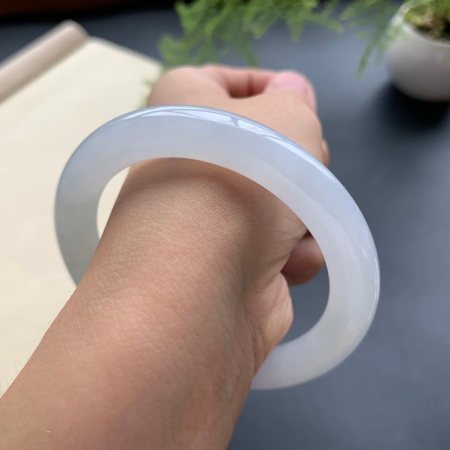 55.3圈口冰圆条手镯 尺寸：55.3-10-9.5，无纹裂，清爽干净，条形饱满