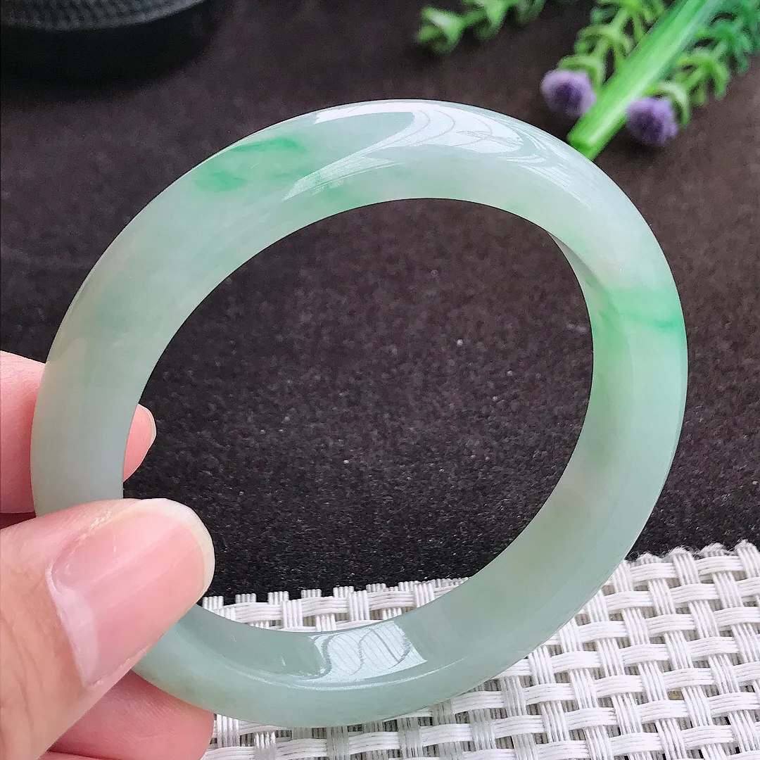 自然光55.5/11.4/8.3老坑秀气温润飘绿手镯宽边翡翠玉镯手环