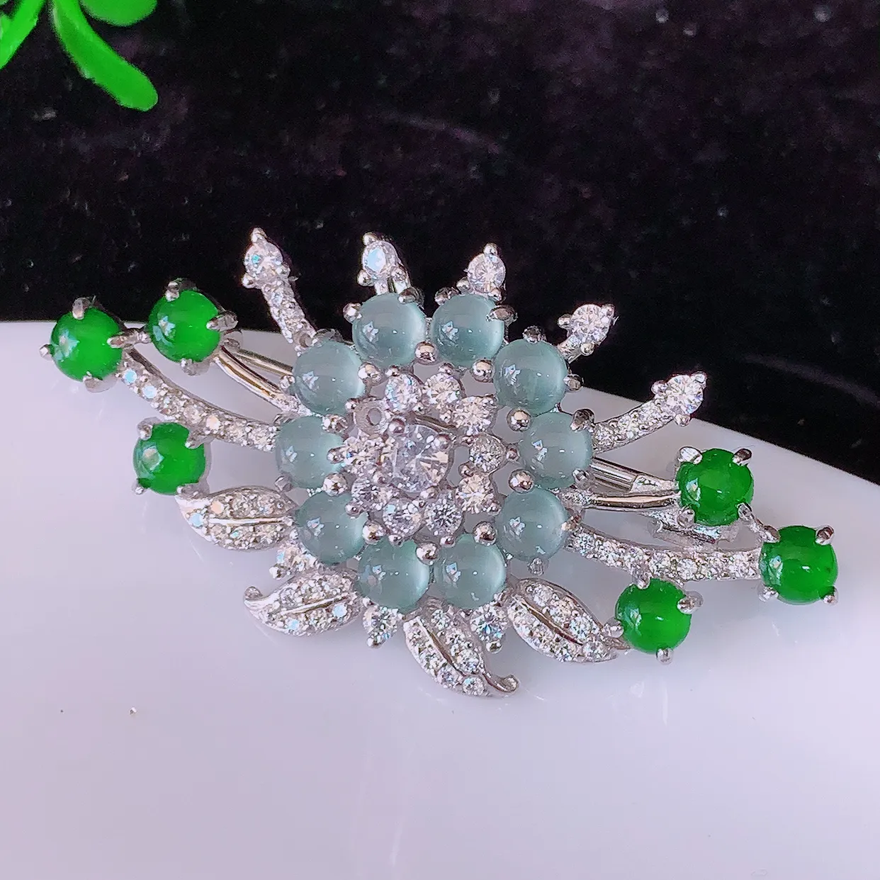 冰透满绿翡翠925银镶嵌胸针，自然光实拍，翠色灵动，颜色漂亮，种老水足，品相佳，佩戴佳品！#97.26整体39*20.5*6.8裸石3.3*3.3