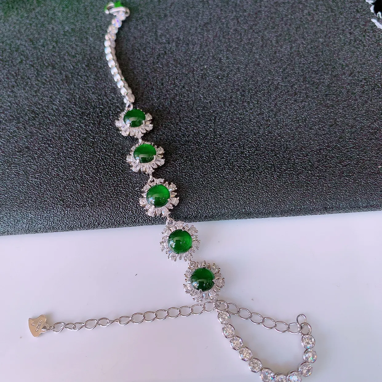 冰透满绿翡翠925银镶嵌手链，自然光实拍，翠色灵动，颜色漂亮，种老水足，品相佳，佩戴佳品！#97.26整体9.5*9.5*5裸石5.2*5.2