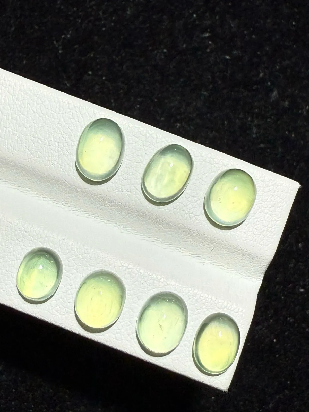 13.845ct天然葡萄石裸石，尺寸8.9*6.7*4.8mm，颜色美艳 ，微棉，冰透，起荧光