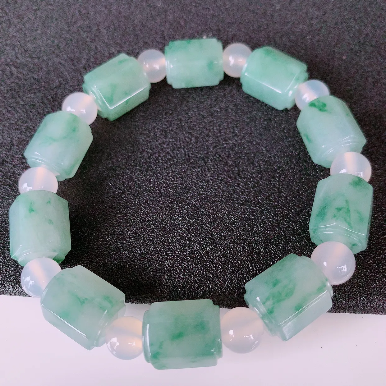 自然光实拍，冰润飘花翡翠路路通手串，花式飘逸，佩戴效果大方时尚，圆珠为装饰珠！#89.29取一尺寸13.8*10.5