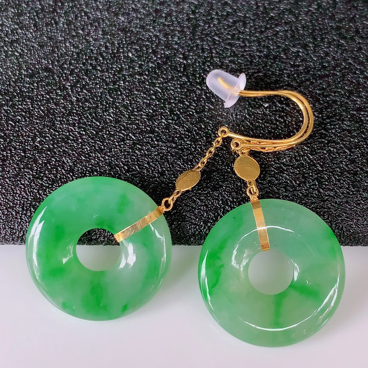 18k金镶嵌翡翠耳坠，沁人心脾，耳坠佩戴效果大气出众，尽显气质。种水好，胶感足，颜相当漂亮，高性价比，值得入手品鉴！#1.29整体38裸石17*2.5