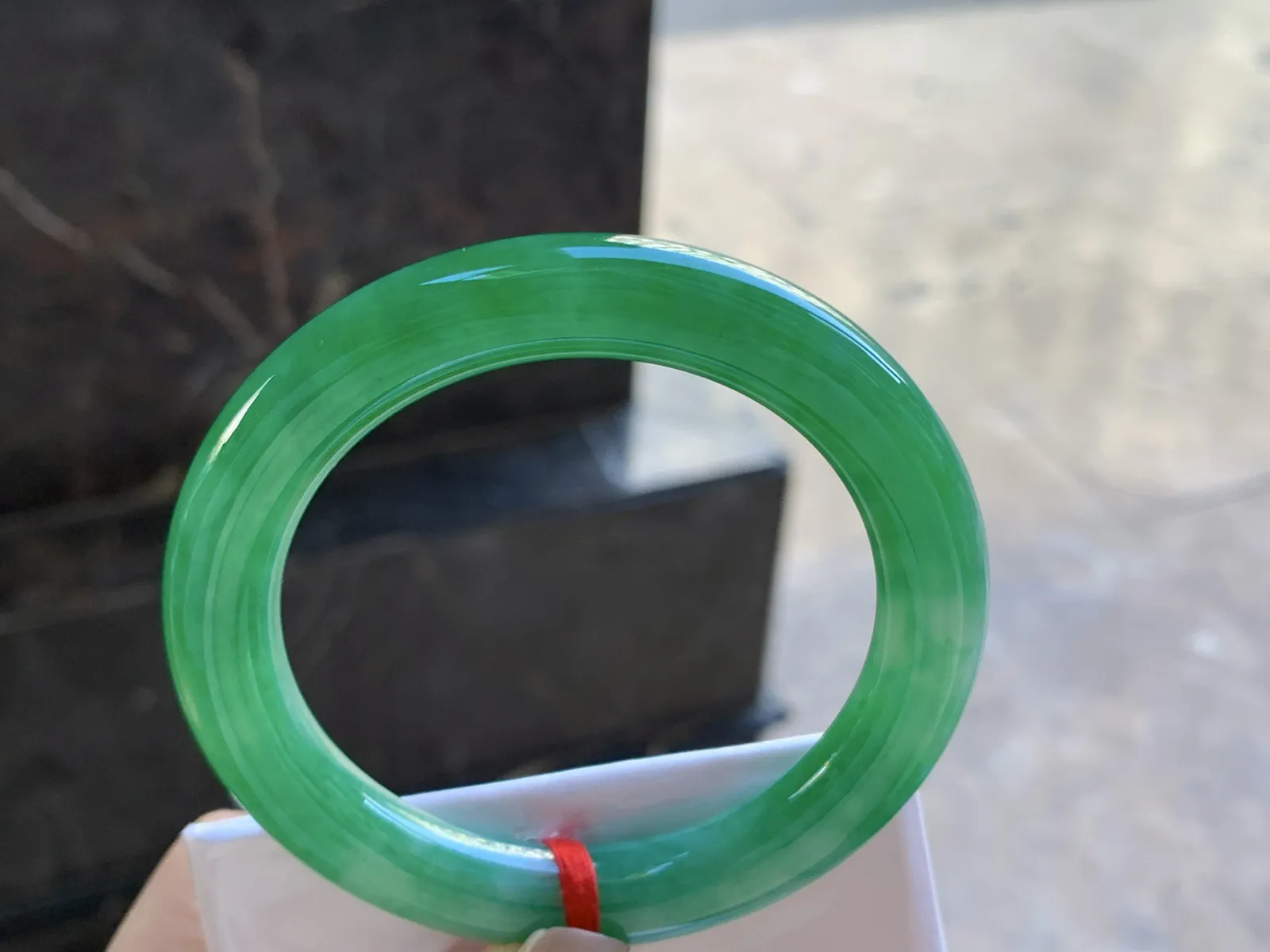 54.5-9.8

辣阳绿色圆条手镯^_^颜色鲜艳 玉质温润