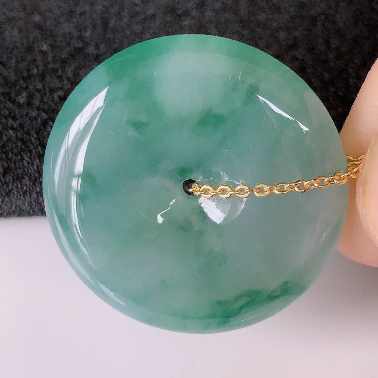 自然光实拍，冰种飘花翡翠平安扣吊坠，冰透，灵动飘逸，寓意平平安安，平安扣佩戴端庄漂亮！#93.29