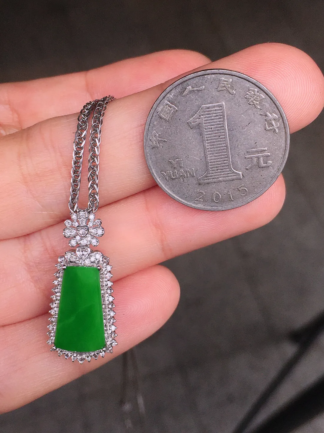 阳绿无事牌吊坠，色泽均匀艳丽，玉质细腻，荧光感超
强，饱满圆润，尽显优雅气质，18k
金豪华镶嵌