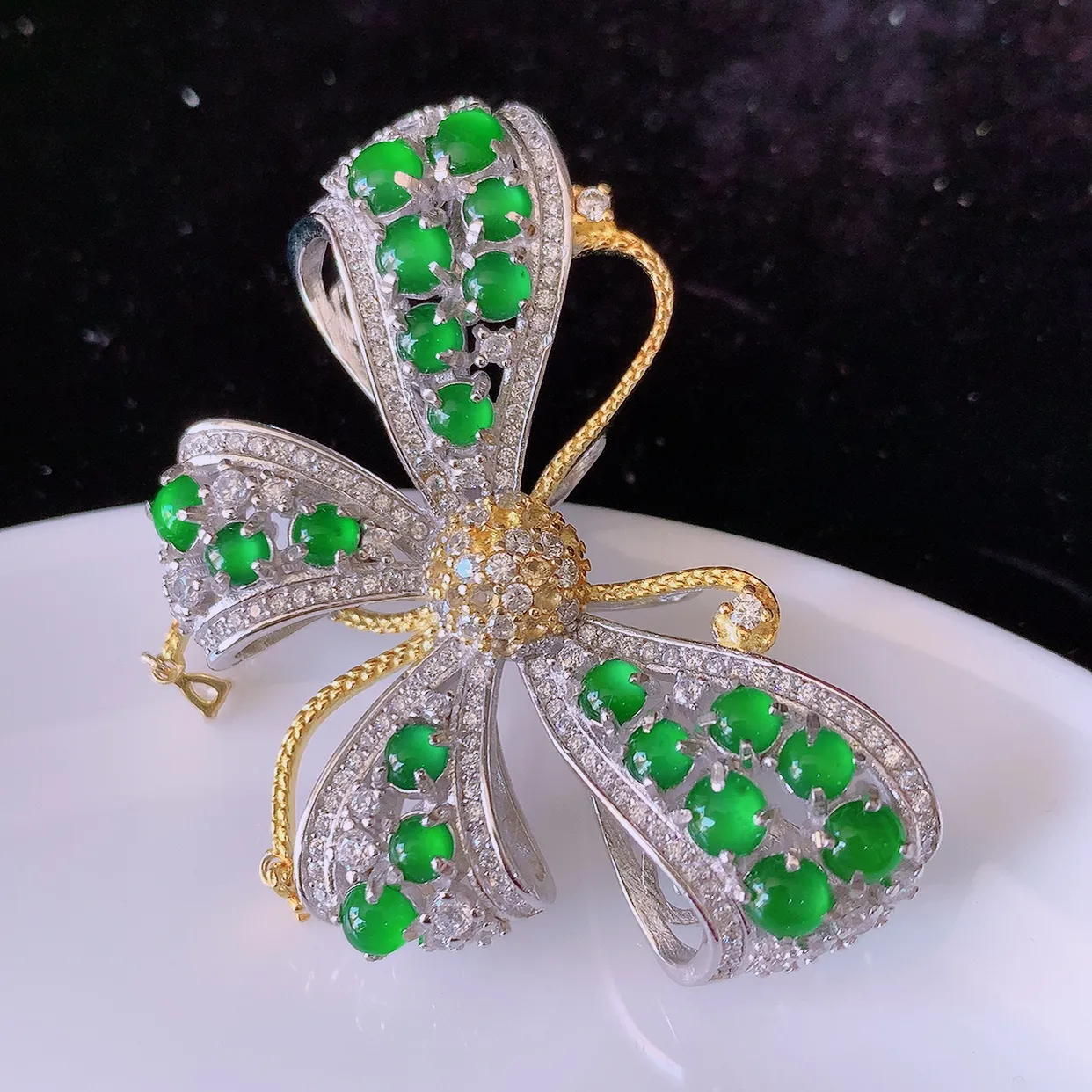 冰透满绿翡翠925银镶嵌蝴蝶胸针，自然光实拍，翠色灵动，颜色漂亮，种老水足，品相佳，佩戴佳品！#97.26整体46.5-36*12裸石3.5*3.5