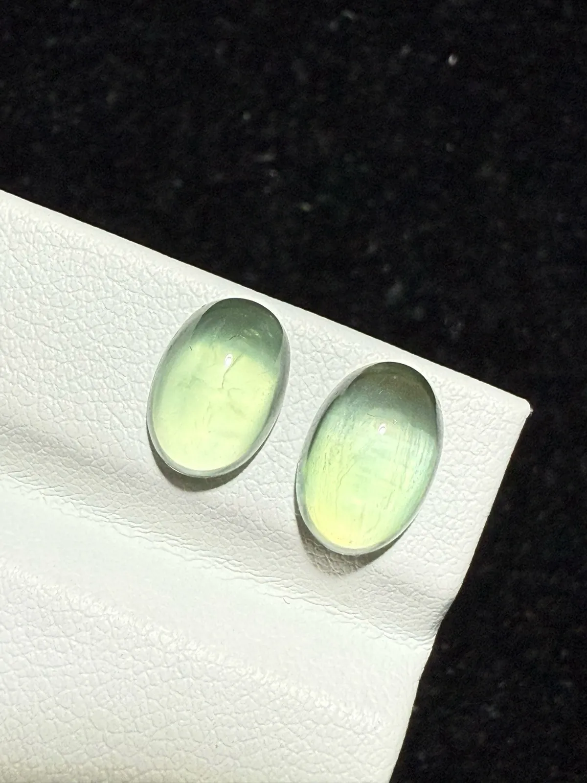 6.28ct天然葡萄石裸石，尺寸10.7*7.2*5.5mm，颜色美艳 ，微棉，冰透，起荧光