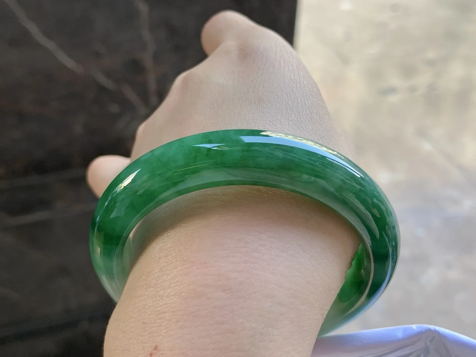 56.5-12.6-8.4

浓绿色手镯^_^颜色鲜艳 玉质温润