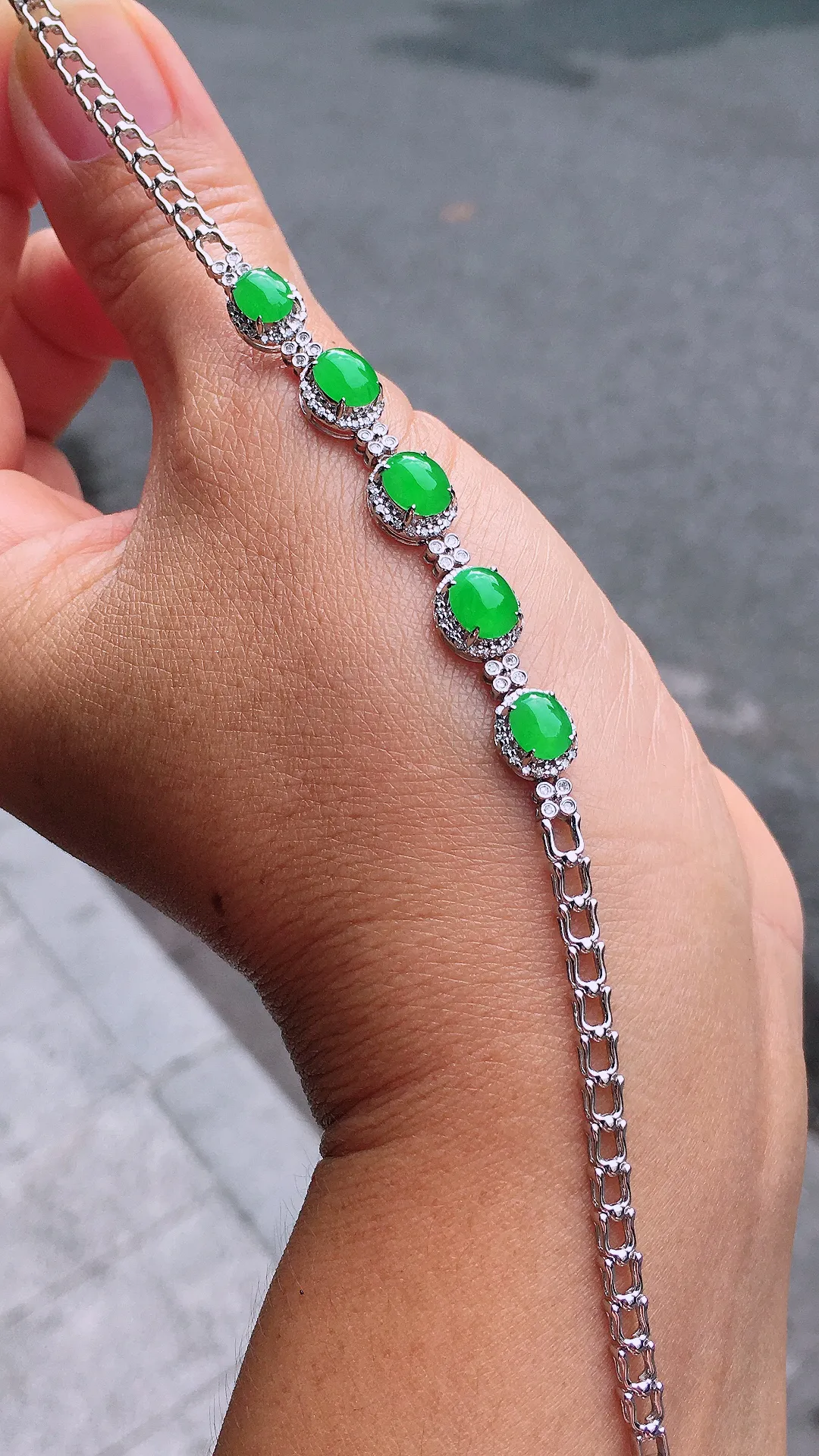 阳绿蛋面手链，色泽均匀艳丽，玉质细腻，荧光感超
强，饱满圆润，尽显优雅气质，18k
金豪华镶嵌