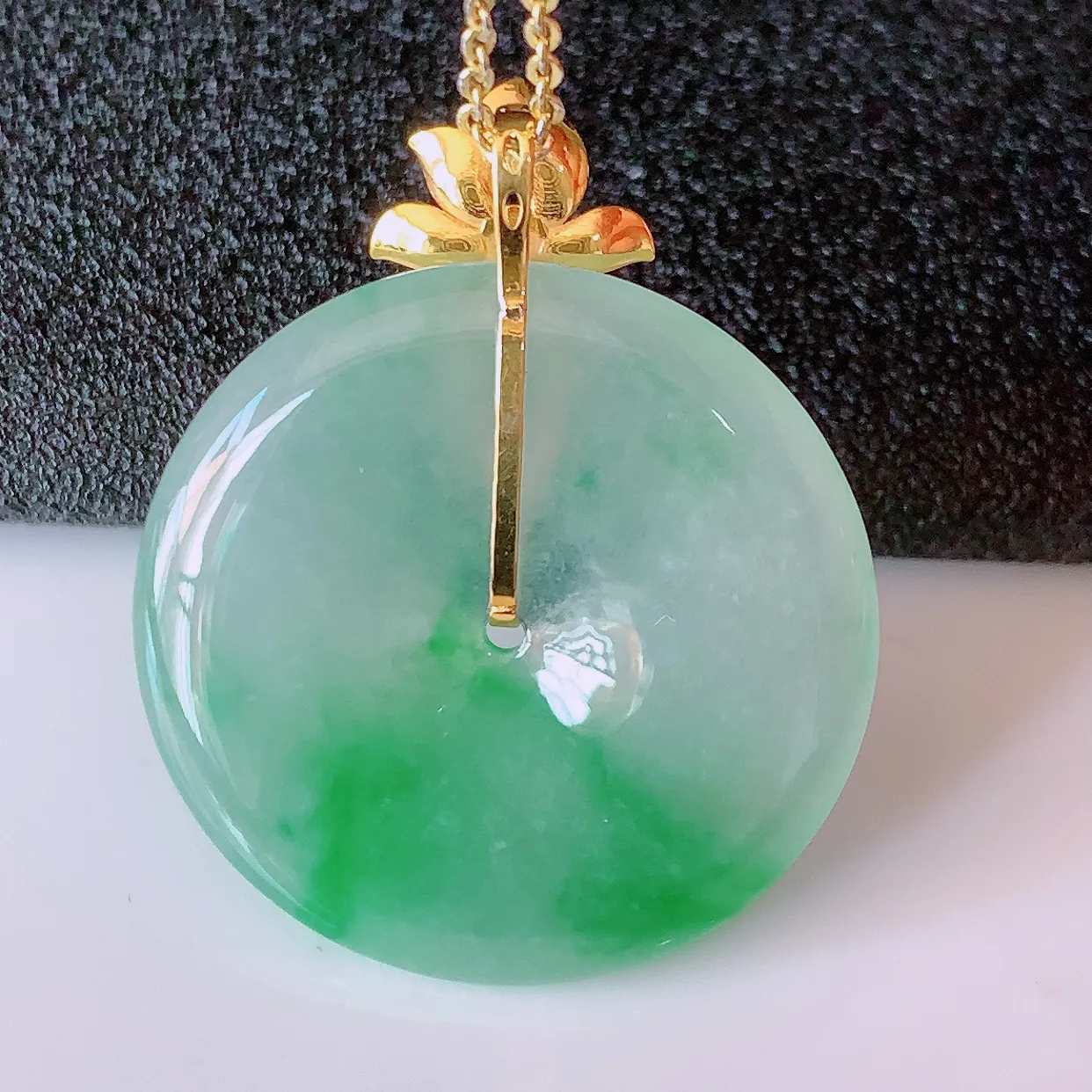 自然光实拍，18K金镶嵌冰种飘绿翡翠平安扣吊坠，玉扣，冰润光泽，寓意平平安安，平安扣佩戴时尚漂亮！#41.26整体33.5*27*4.8裸石27-27